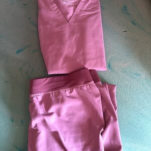 FIGS Women’s Mineral Mauve Scrub Set